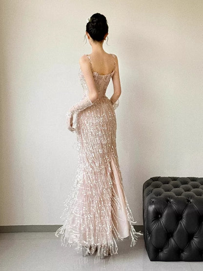 Robe de bal rose sans manches à paillettes, coupe trapèze, bretelles spaghetti, pompons et perles : inspiration pour une longue soirée ou un 18e anniversaire (AB2217)