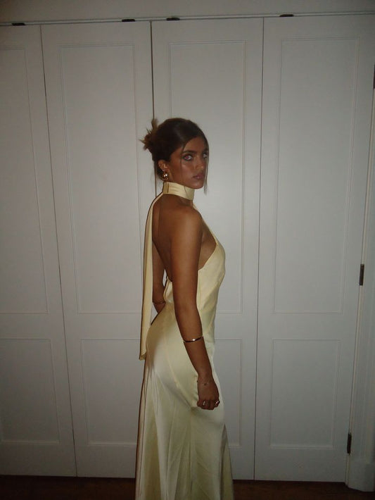 Schlichtes, schulterfreies, gelbes Meerjungfrauen-Abendkleid aus seidigem Satin mit schmaler Silhouette, lang, elegant, rückenfrei, perfekt für festliche Anlässe, Abschlussball oder Dinnerpartys (AB2040)