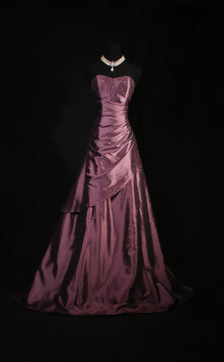 Robe de bal trapèze en satin à décolleté cœur, ornée de perles, N777