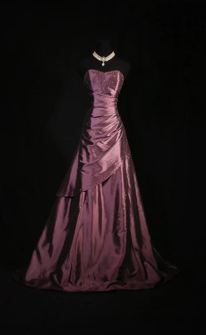 Robe de bal trapèze en satin à décolleté cœur, ornée de perles, N777