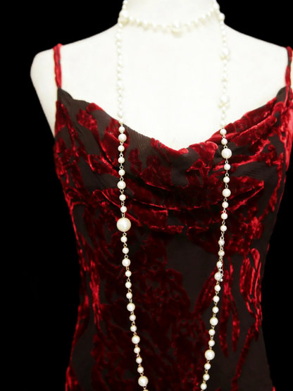 Vintage-Stil: Meerjungfrauen-Kleid mit Spaghettiträgern im Stil der 80er, 70er und 90er Jahre aus burgunderrotem Samt – ein elegantes College- oder Abschlussballkleid (N1146)