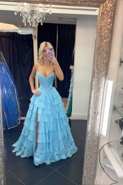Robe de bal élégante en mousseline bleu clair à décolleté cœur et fente, idéale pour les adolescentes. Robe de soirée formelle, tenue de bal de fin d'année AB1064