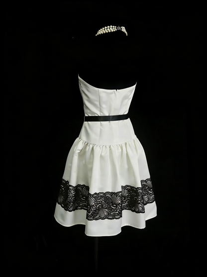 Robe bustier trapèze unique en satin ivoire avec dentelle noire, inspirée des robes de bal des années 2000, référence N1444