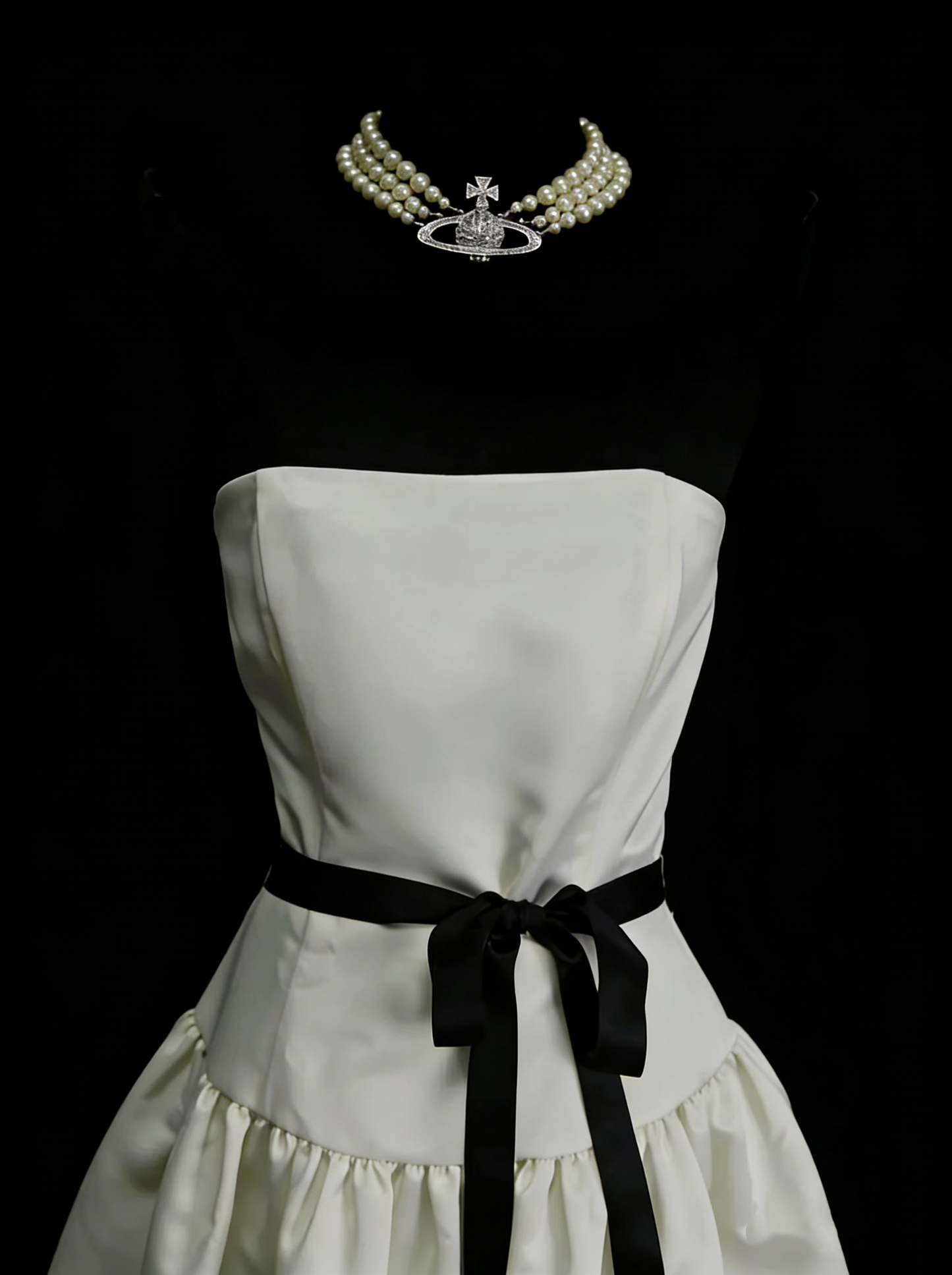 Robe bustier trapèze unique en satin ivoire avec dentelle noire, inspirée des robes de bal des années 2000, référence N1444