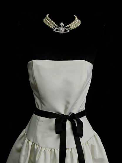 Robe bustier trapèze unique en satin ivoire avec dentelle noire, inspirée des robes de bal des années 2000, référence N1444