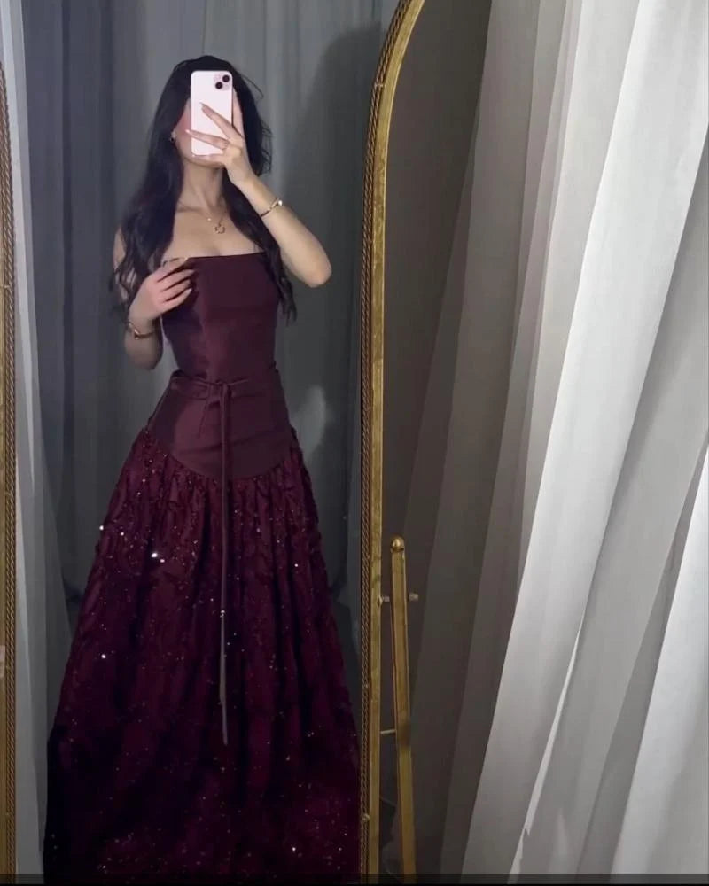 Robe de bal vintage trapèze sans bretelles en satin bordeaux, longueur au sol, inspiration dentelle, robe longue de bal B386
