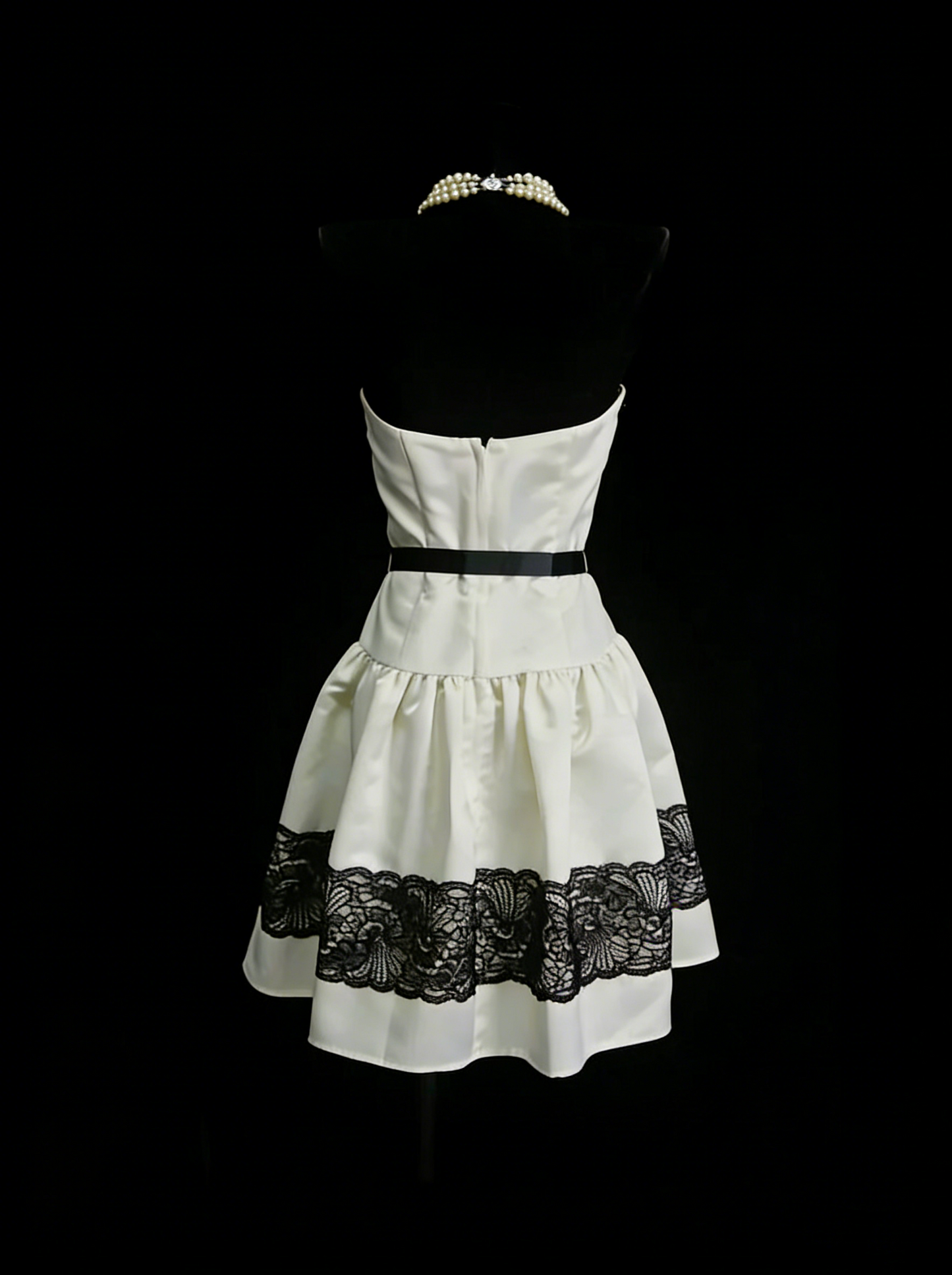Robe bustier trapèze unique en satin ivoire avec dentelle noire, inspirée des robes de bal des années 2000, référence N1444