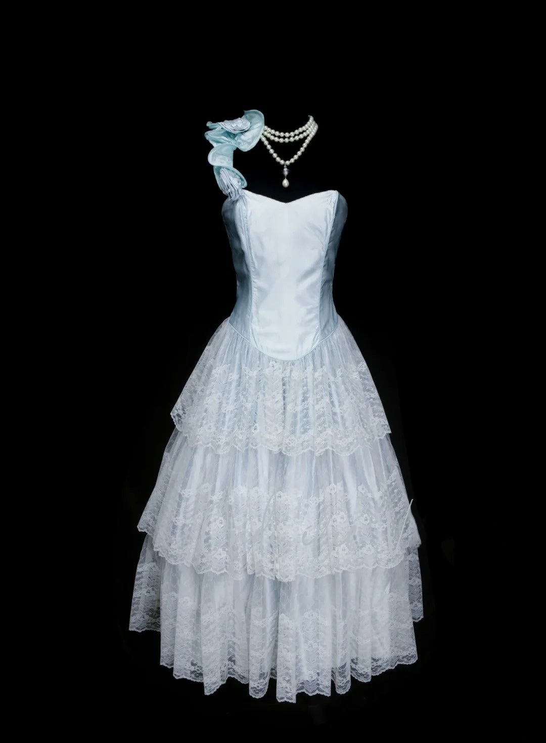 Einzigartiges Ballkleid mit One-Shoulder-Schnitt, hellblauer Tüll, inspiriert von den Homecoming-Kleidern der 2000er Jahre, Modell N1441