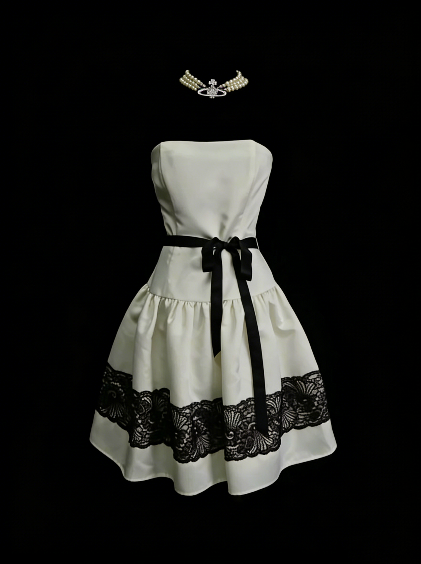 Robe bustier trapèze unique en satin ivoire avec dentelle noire, inspirée des robes de bal des années 2000, référence N1444