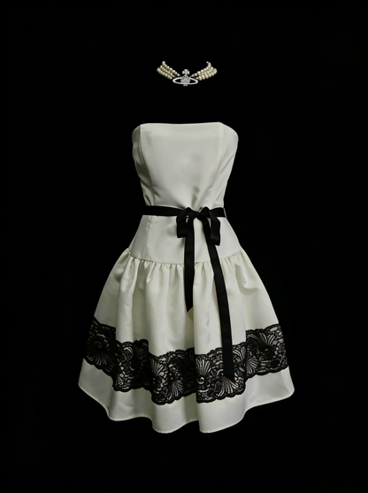 Robe bustier trapèze unique en satin ivoire avec dentelle noire, inspirée des robes de bal des années 2000, référence N1444