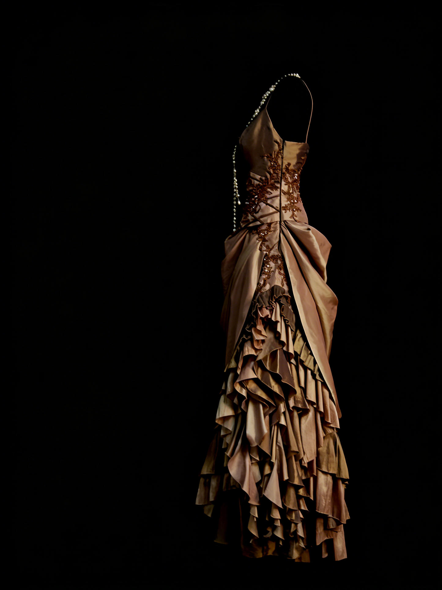 Robe de bal de fin d'année chic, asymétrique, en satin marron avec bretelles spaghetti et perles, modèle N1255