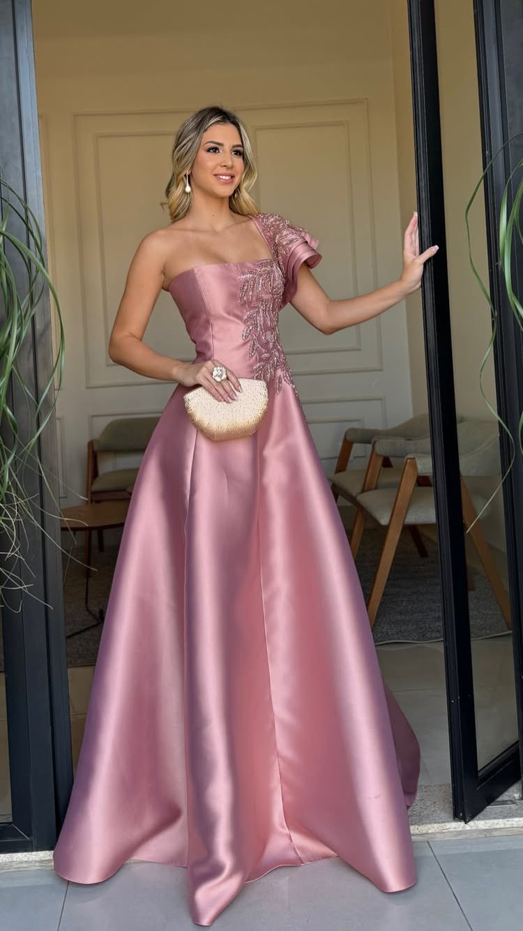 Robe de bal longue rose en satin, coupe trapèze simple, une épaule dénudée, sans manches, style A, idéale pour une invitée à un mariage. Robe de bal élégante AB234