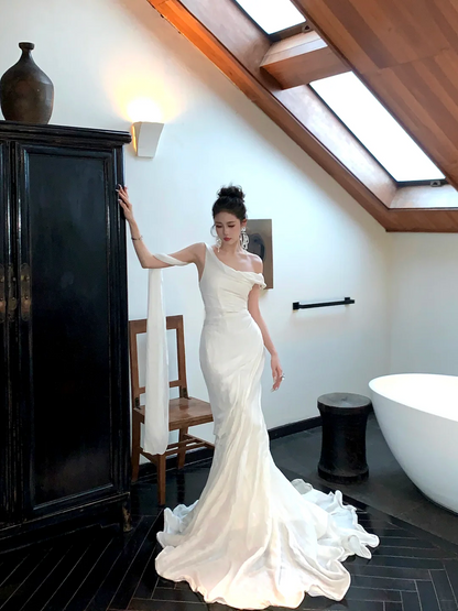 Robe de mariée blanche sirène simple à une épaule avec traîne, robe de mariée de conte de fées N064