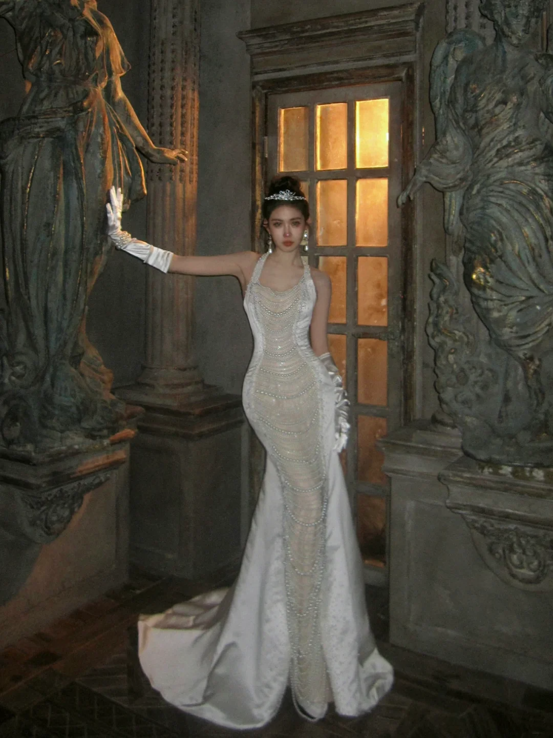 Sexy Meerjungfrauen-Brautkleid mit Neckholder und Perlen, märchenhaft, weiß, Modell N068
