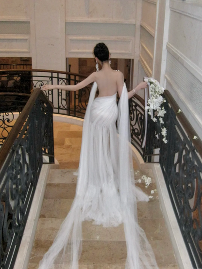 Schlichtes, schulterfreies Meerjungfrauen-Brautkleid aus weißem Tüll mit Falten und Raffungen – ein märchenhaftes Brautkleid (Modell N066)