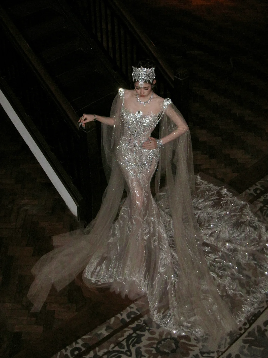 Glitzerndes Meerjungfrauen-Brautkleid mit silbernen Pailletten, langer Schleppe und Cape – Märchenhaftes Brautkleid N067