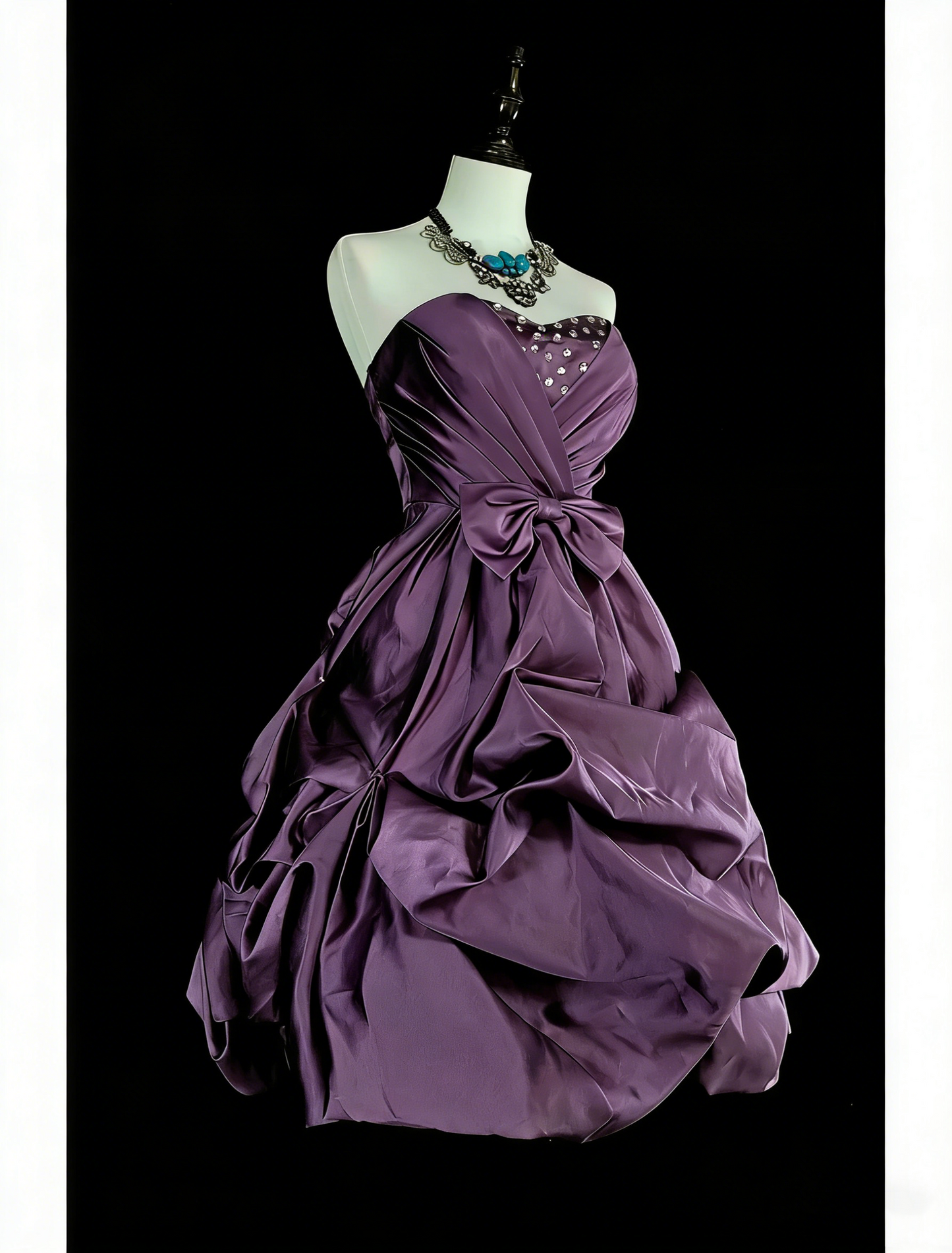 Einzigartiges Ballkleid mit Herzausschnitt, lila Satin, inspiriert von den 2000er Jahren, Homecoming-Kleider, kurze Inspiration, N1746