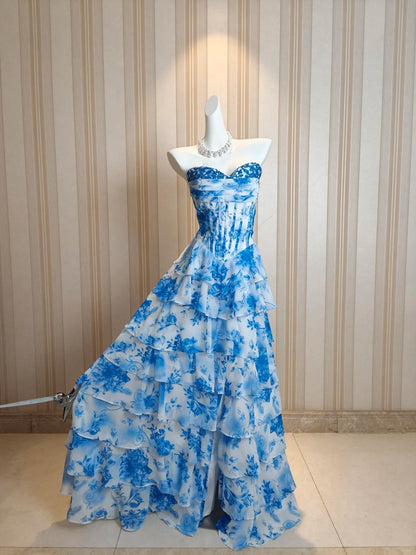 Bescheidenes A-Linien-Sweetheart-Kleid aus blauem Chiffon mit Blumenmuster, Rüschen und Stufenlagen, Abendkleid, Ausgehkleid, Ballkleid N4482