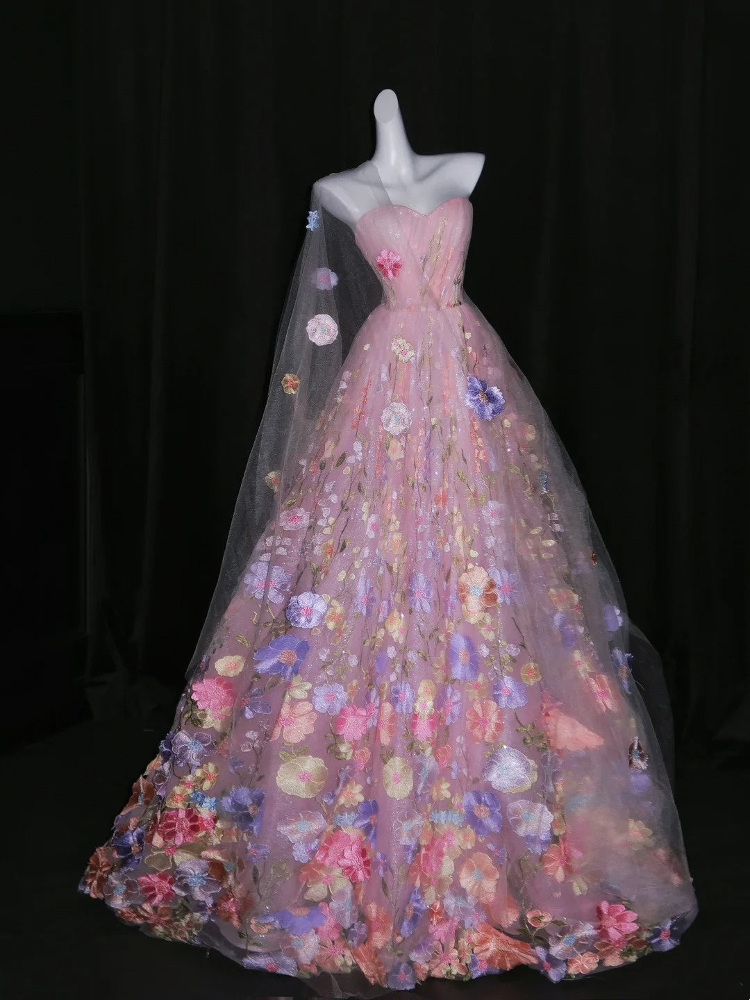 Niedliches, trägerloses, ärmelloses, langes Ballkleid aus rosa Tüll mit Blumenmuster – perfekt für Quinceañera, Sweet 15 oder 16 Geburtstage (N1085)