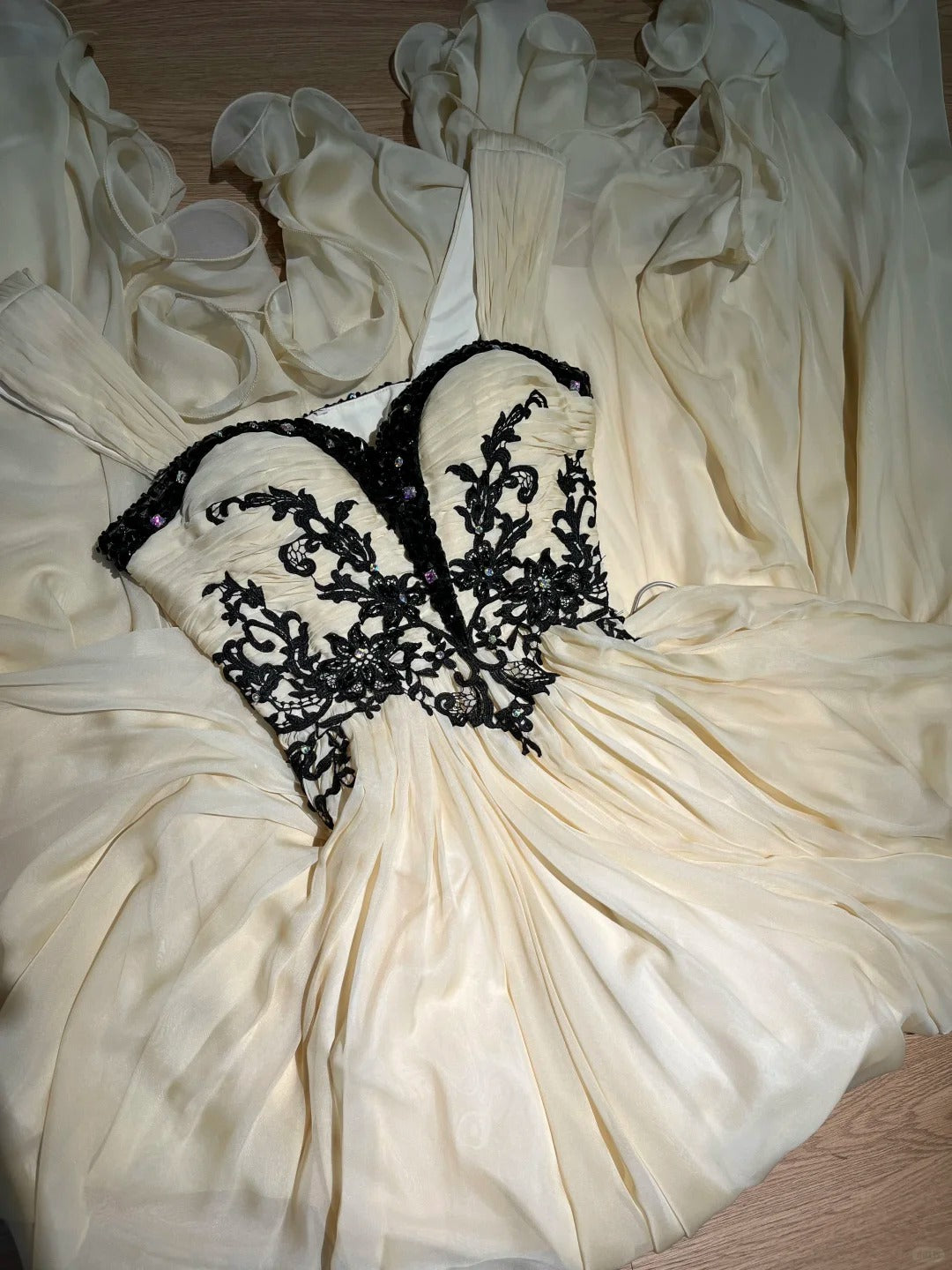 Vintage A-Linien Sweetheart Champagner mit schwarzen Applikationen lange Abschlussballkleider Partykleid Geburtstagskleider Abschlusskleid N2838