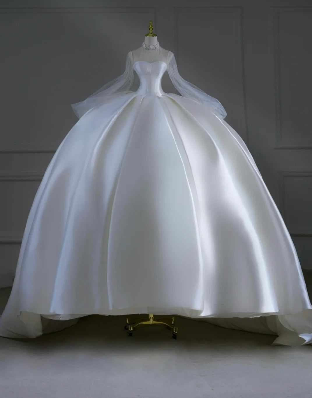 Zeitloses Brautkleid, Ballkleid, hochgeschlossen, Satin, Perlenbesatz, kurze Schleppe, figurbetontes langes Brautkleid AB2521