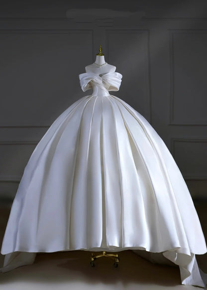 Zeitloses Brautkleid, Ballkleid, schulterfrei, Satin, plissiert, kurze Schleppe, figurbetontes langes Brautkleid AB2524
