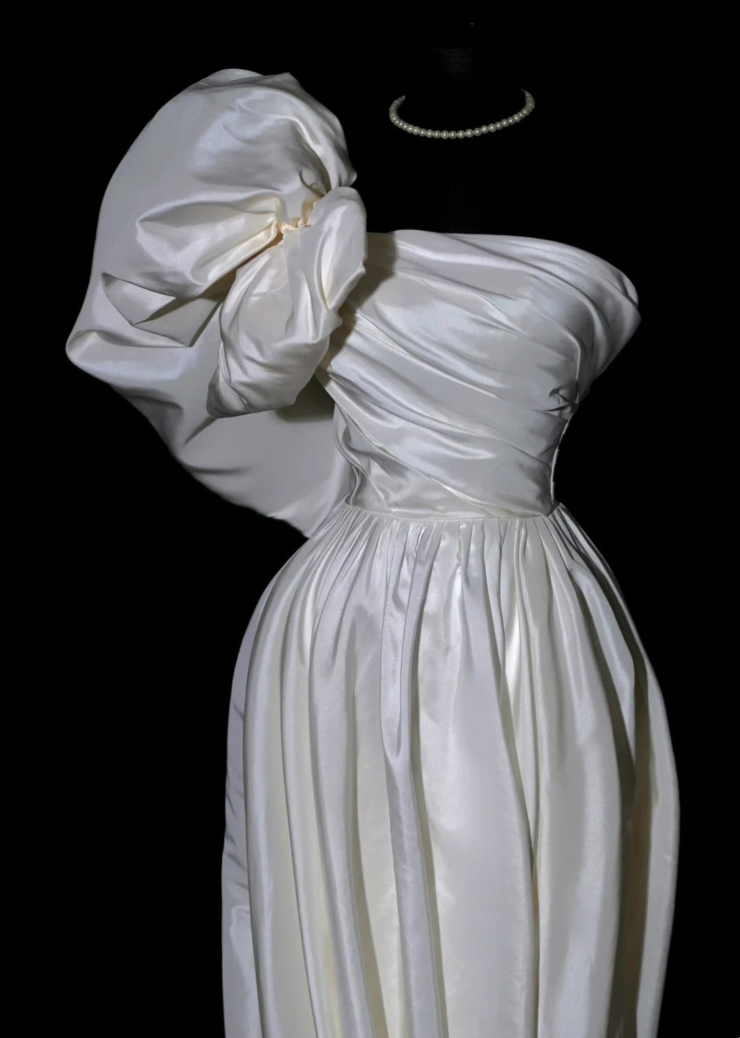 Klassisches Brautkleid in A-Linie, schulterfrei, elfenbeinfarben, Satin, ärmellos, figurbetont, AB2527