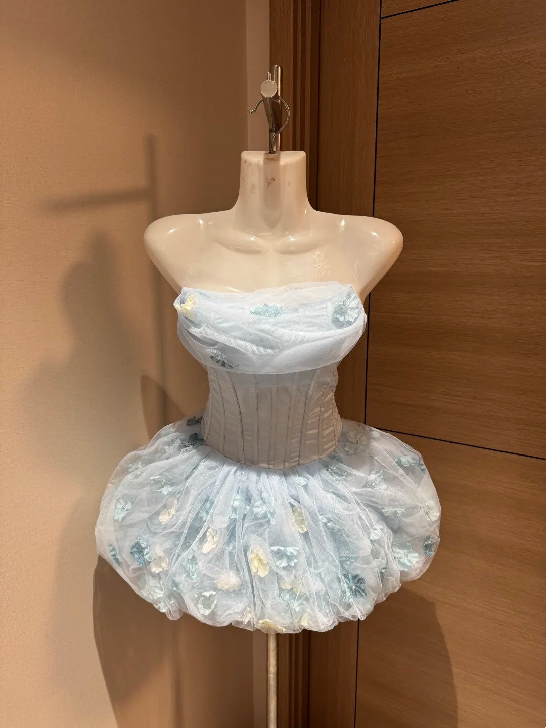 Jolie robe de bal bustier bleu ciel clair à fleurs pour la soirée de Rio, inspirations de robes Hoco pour le bal de promo RB4037