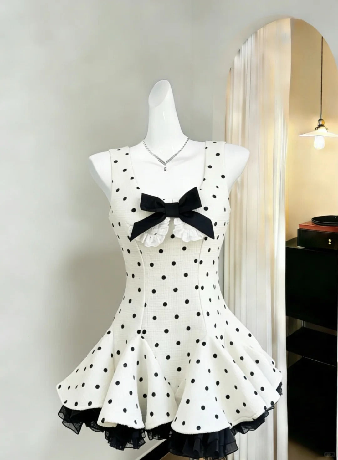 Bescheidenes Ballkleid, eckiger Ausschnitt, Polka Dots mit Schleife, kurzes Mini-Senioren-Inspo, Outfits zum 16. Geburtstag, Heimkehrkleider RB3969