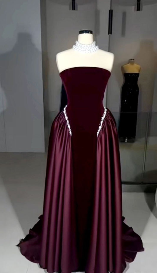 Robe de soirée longue élégante en velours bordeaux, coupe trapèze, sans bretelles, ornée de perles, idéale pour l'hiver, les bals de promo et les dîners. Référence : AB2091
