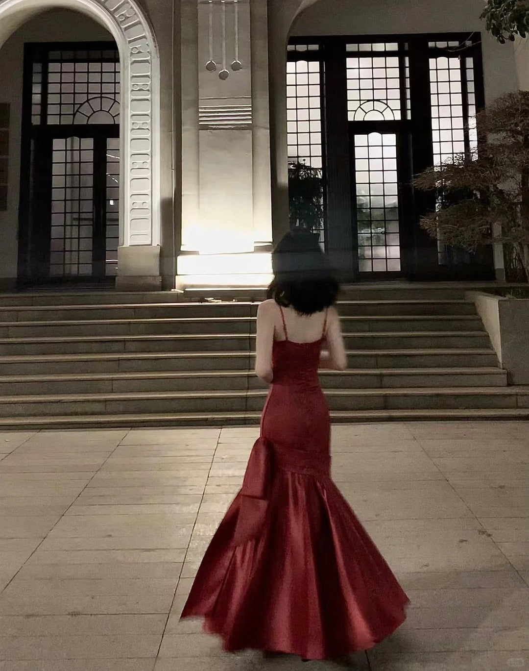 Robe de soirée longue sirène romantique bordeaux en satin à fines bretelles plissée N2824