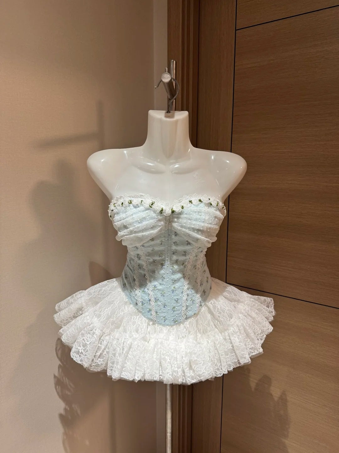 Mignonne robe de bal bustier en dentelle Nuit à Rio Idées tenues d'inspiration pour le bal de promo/anniversaire Robes de bal de fin d'année RB4028