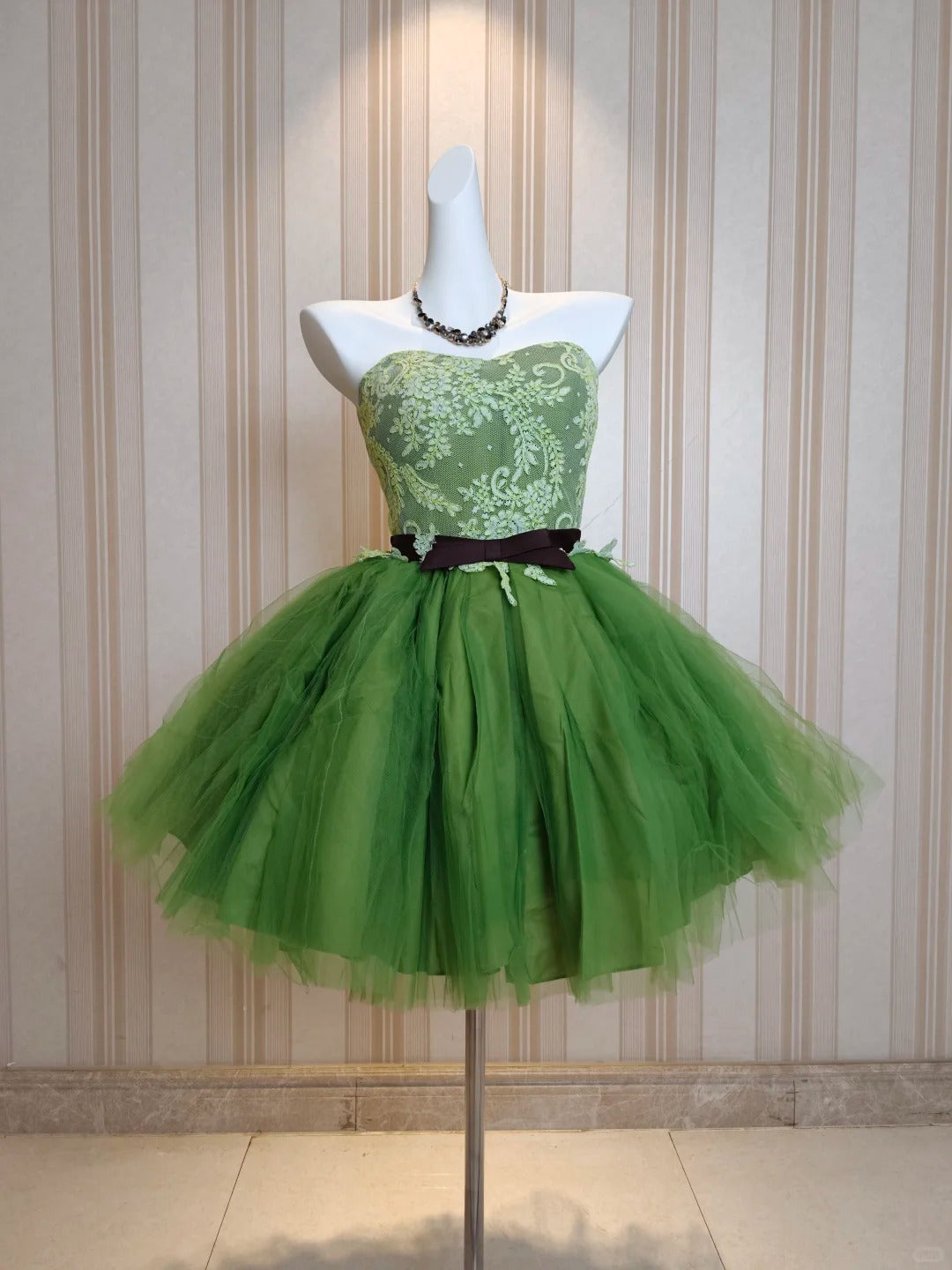 Jolie robe de soirée courte en tulle vert, style bustier, pour cocktail et bal de promo N4210