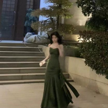 Atemberaubendes Meerjungfrauen-Abendkleid aus grünem Satin mit Spaghettiträgern und plissiertem Rock, langes Ballkleid N2822