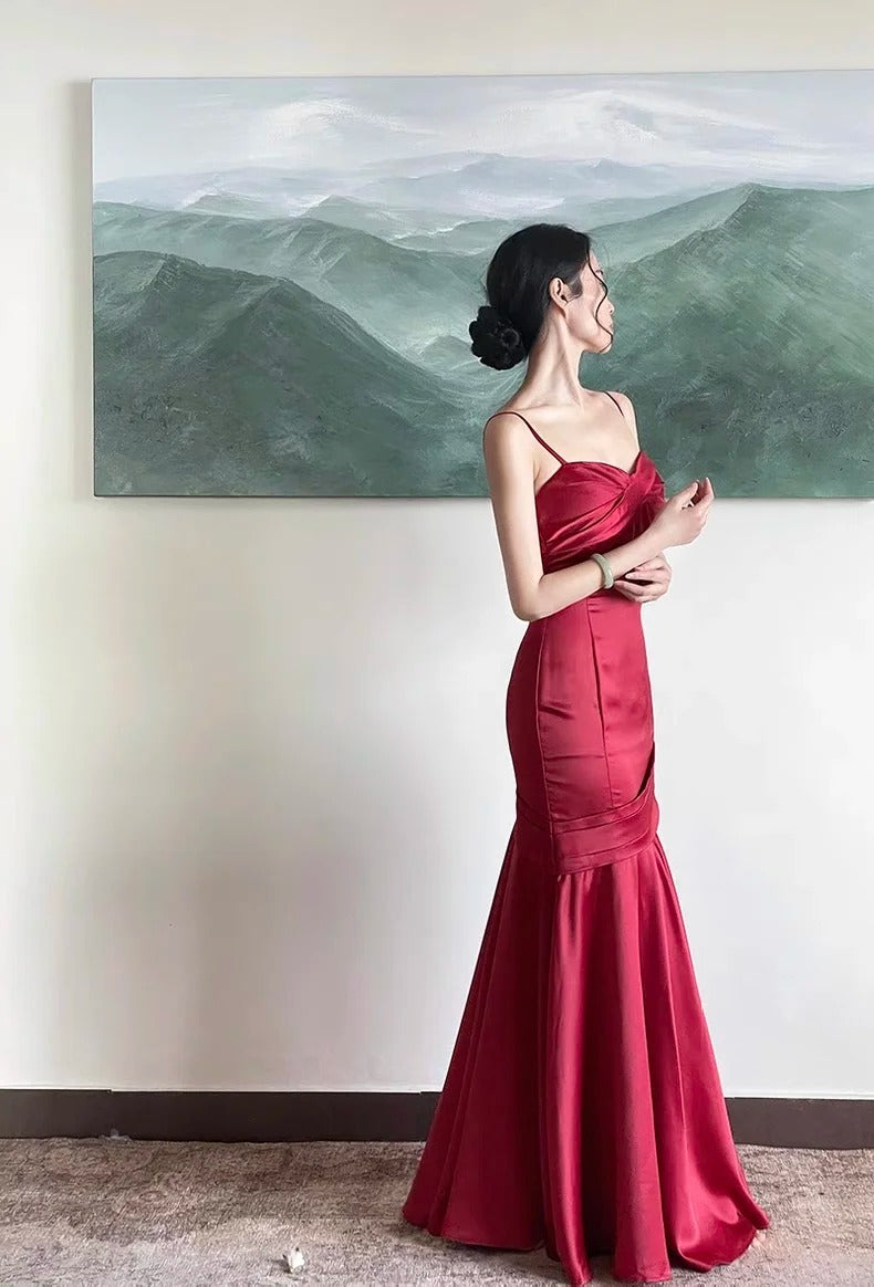 Robe de soirée longue sirène romantique bordeaux en satin à fines bretelles plissée N2824
