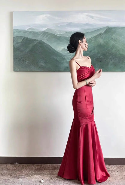Robe de soirée longue sirène romantique bordeaux en satin à fines bretelles plissée N2824