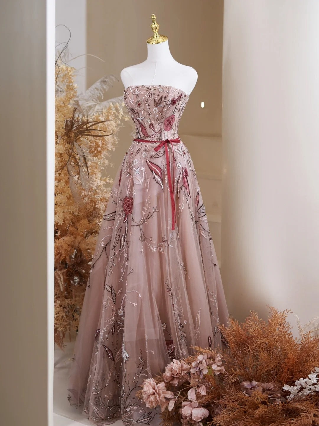 Niedliches, trägerloses Ballkleid aus floralem Tüll und Spitze – langes Abendkleid für den 19. Geburtstag – Outfit N237