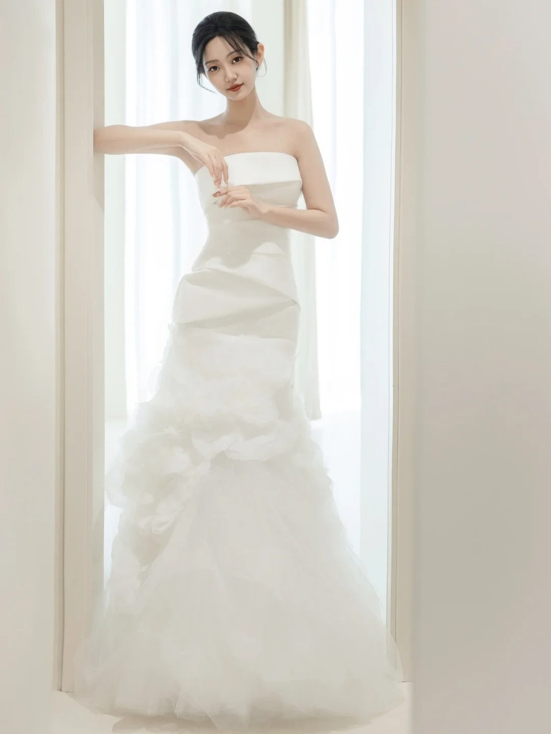 Schlichtes Brautkleid im Meerjungfrauenstil, trägerlos, weiß, ärmellos, plissiert, figurbetont, N229