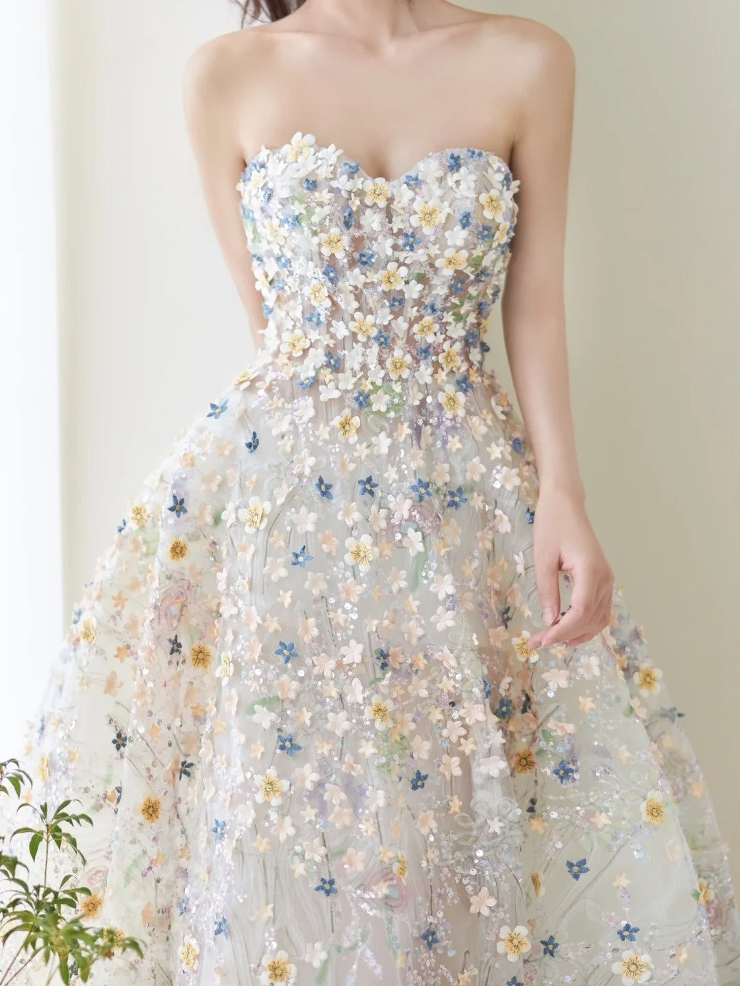 Robe de bal ravissante en tulle fleuri, décolleté cœur, longueur thé, inspiration tenue de soirée N303