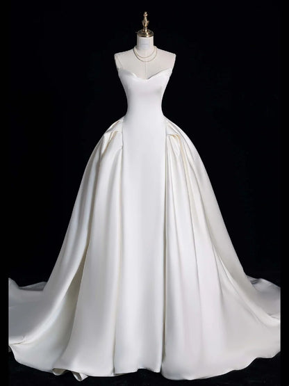 Elegantes, plissiertes Ballkleid aus weißem Satin mit Herzausschnitt – ein langes, märchenhaftes Brautkleid für den Herbst (N690)