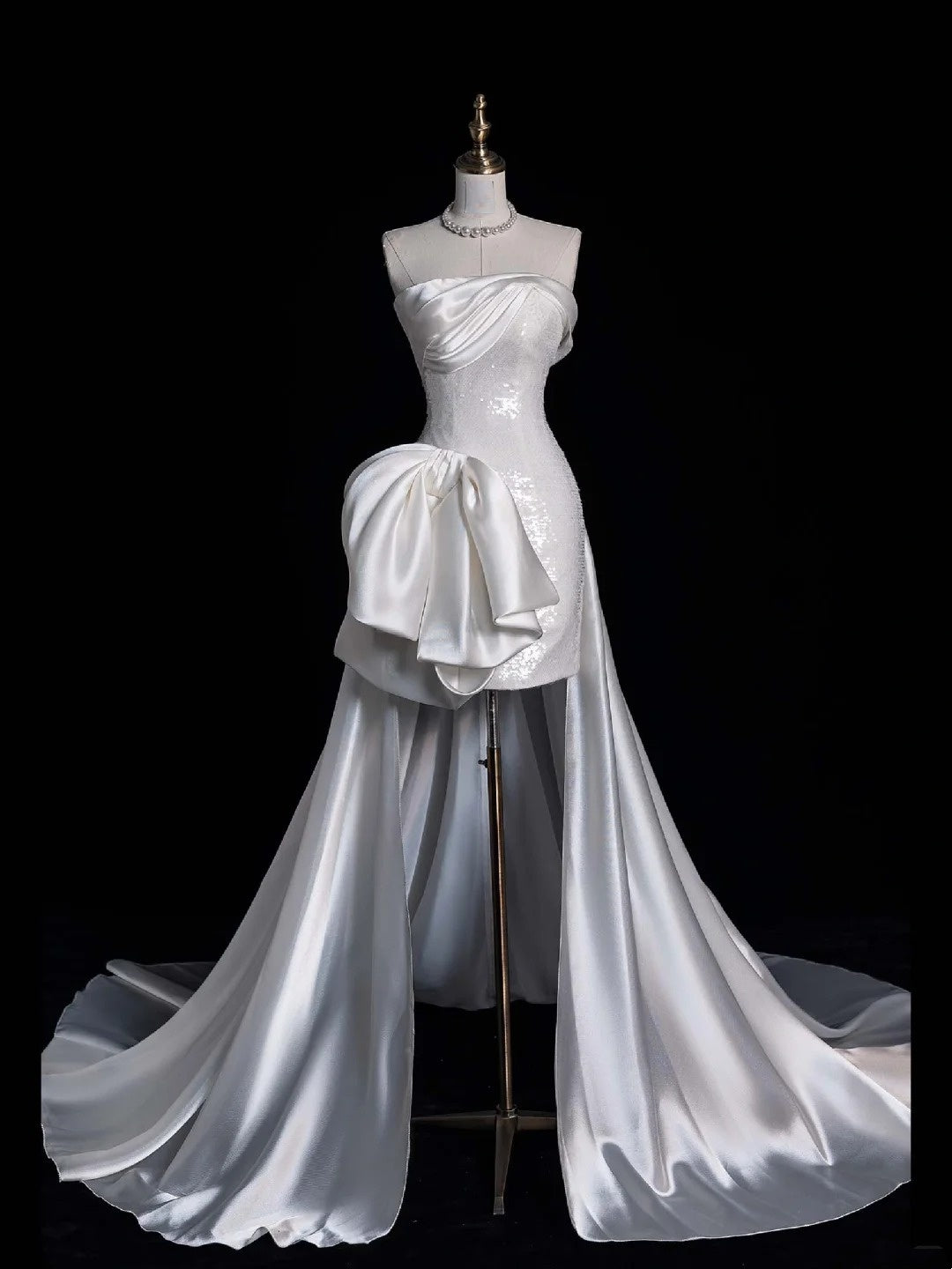 Robe de mariée fourreau élégante de princesse, sans bretelles, blanche à sequins avec traîne en satin, courte, style féerique, idéale pour un mariage d'été (N668)