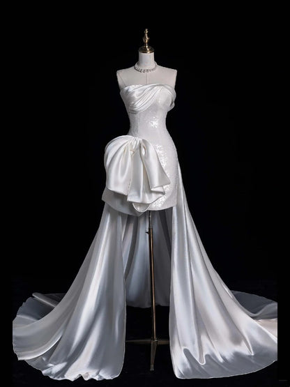 Robe de mariée fourreau élégante de princesse, sans bretelles, blanche à sequins avec traîne en satin, courte, style féerique, idéale pour un mariage d'été (N668)