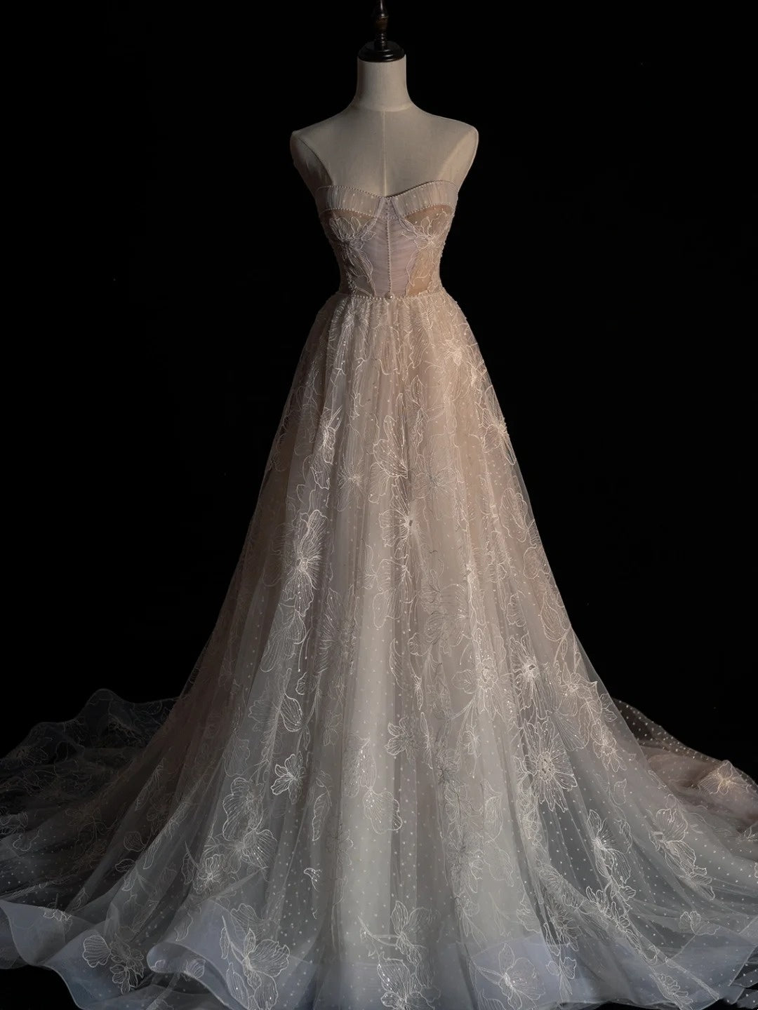 Robe de mariée longue en tulle et dentelle blanche, coupe trapèze, décolleté cœur, ornée d'appliqués, style féérique automnal, référence N677