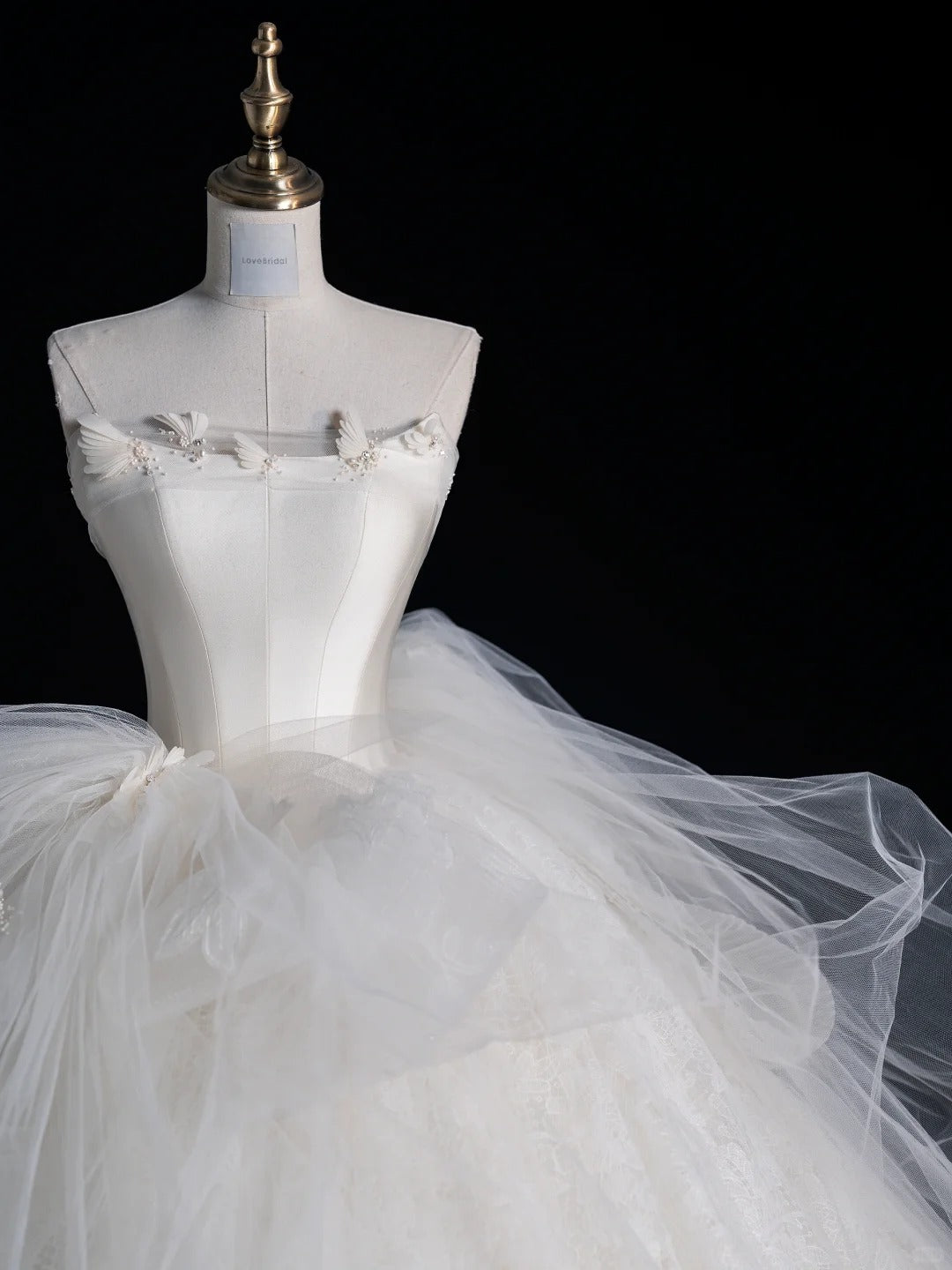 Modern Minimalist Ball Gown Strapless Sleeveless Lace Brides Gown Bridal Dress Wedding Dresses Style RB6562