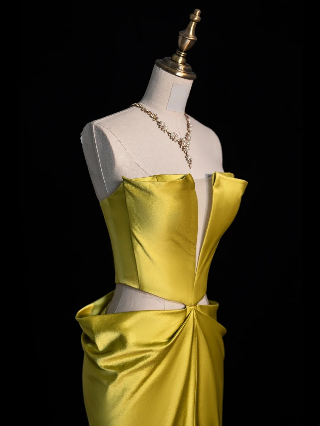 Elegantes, trägerloses, ärmelloses Meerjungfrauen-Abendkleid aus gelbem Satin im 80er-Jahre-Stil, langes formelles Kleid für die Oberstufe (N1339)