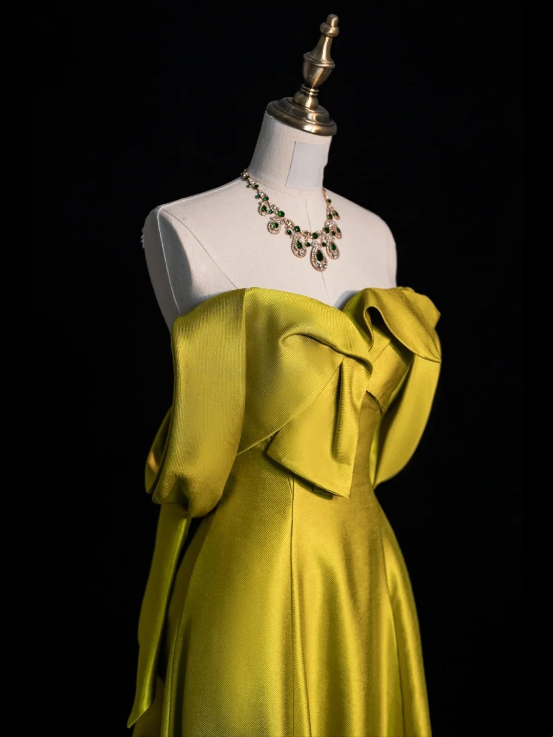 Robe de bal longue en satin vert, coupe trapèze, épaules dénudées, style sage, idéale pour les jeunes filles (N1168).