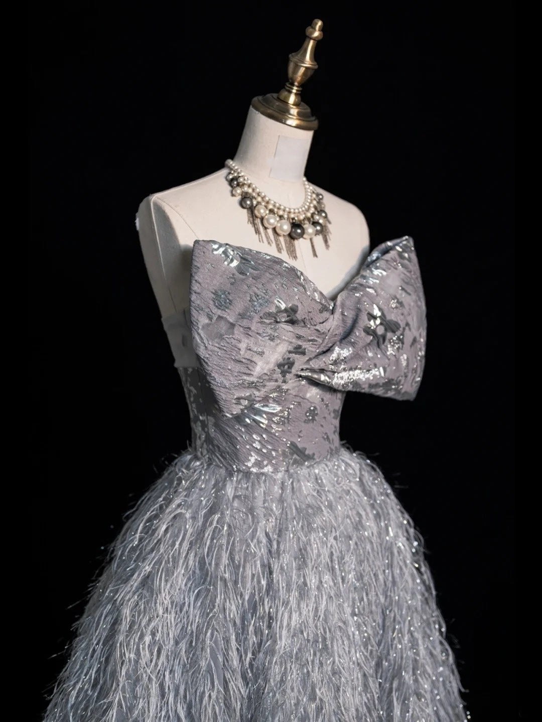 Robe de bal princesse grise à décolleté cœur avec nœud, plumes et tulle, longue robe de soirée formelle N751