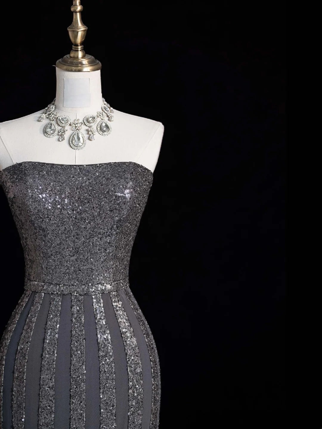 Funkelndes, trägerloses Meerjungfrauen-Abendkleid mit silber-grauen Pailletten, langes formelles Kleid für die Oberstufe, N1282
