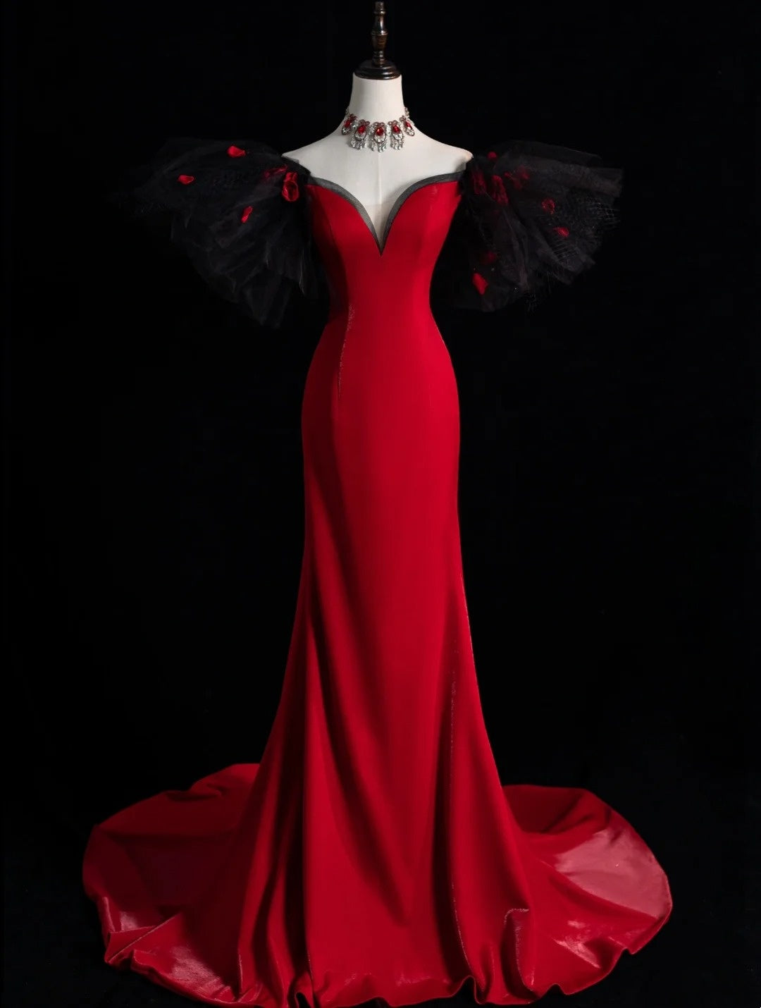 Elegantes, schulterfreies, rotes Satinkleid mit Ärmeln in Meerjungfrauen-Länge – Inspiration für lange Ballkleider N1217