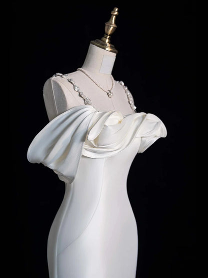 Robe de mariée sirène modeste en satin blanc, décolleté en cœur, bretelles et manches longues, style féerique, idéale pour un mariage d'automne (N514)